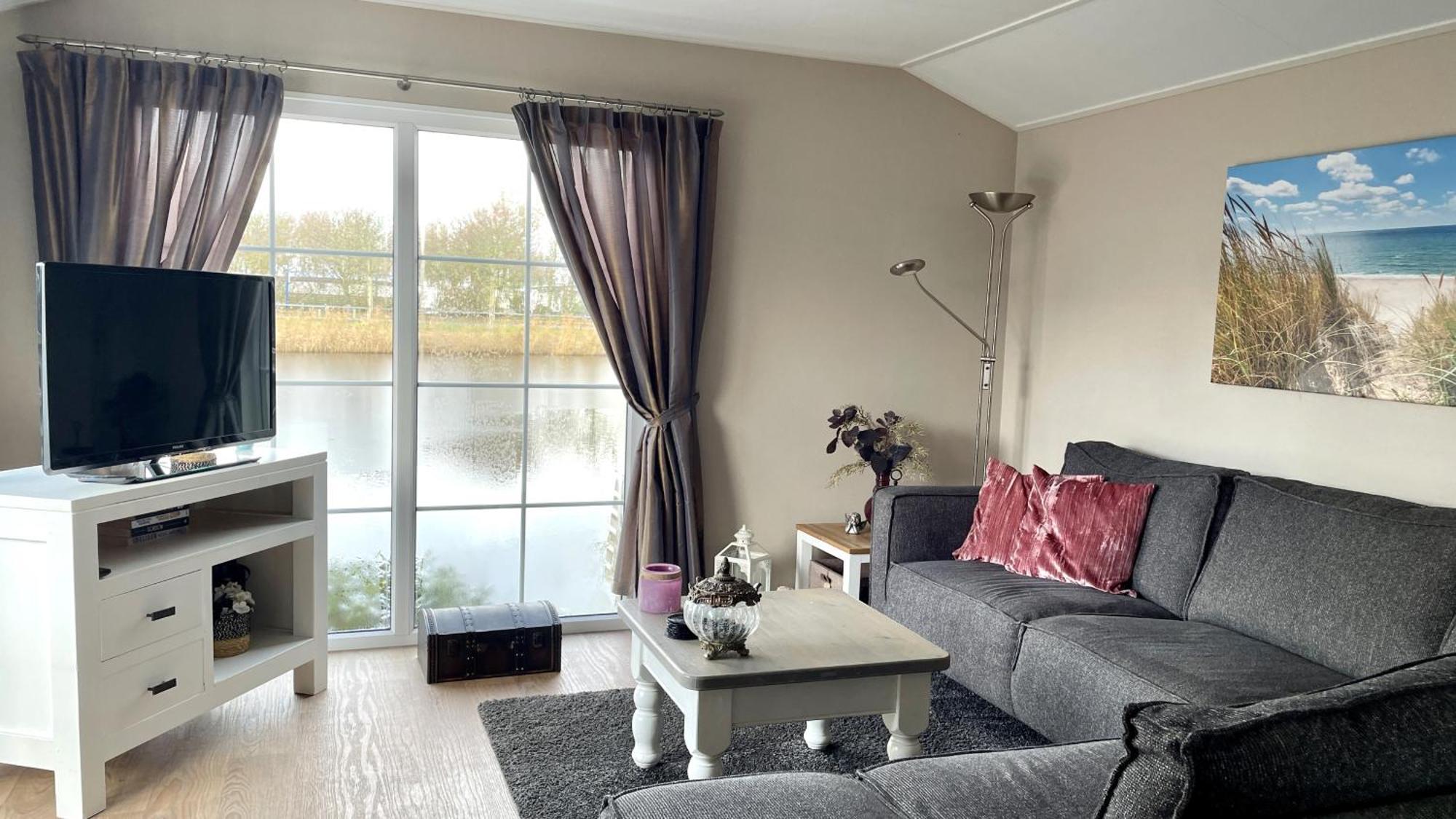 C99b Met Prive Gelegen Tuin Aan Het Water *