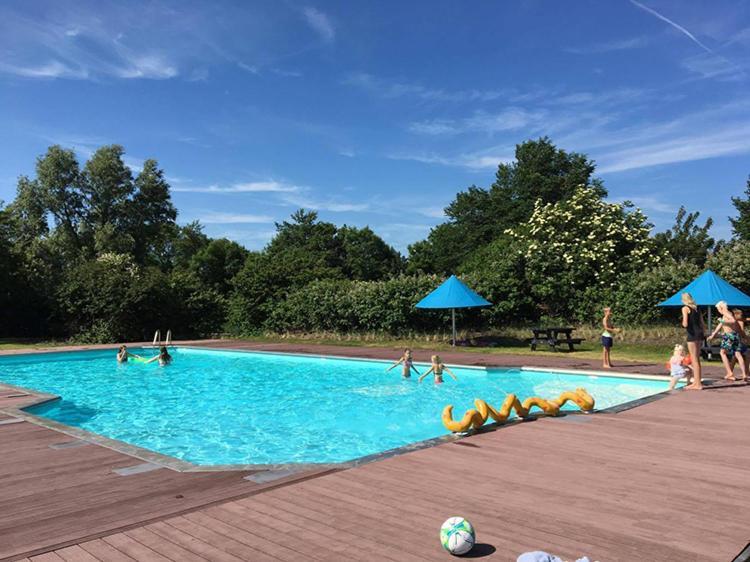 C99b Met Prive Gelegen Tuin Aan Het Water Parque de Campismo