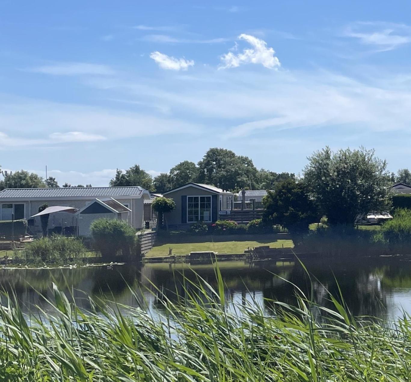 C99b Met Prive Gelegen Tuin Aan Het Water Makkum