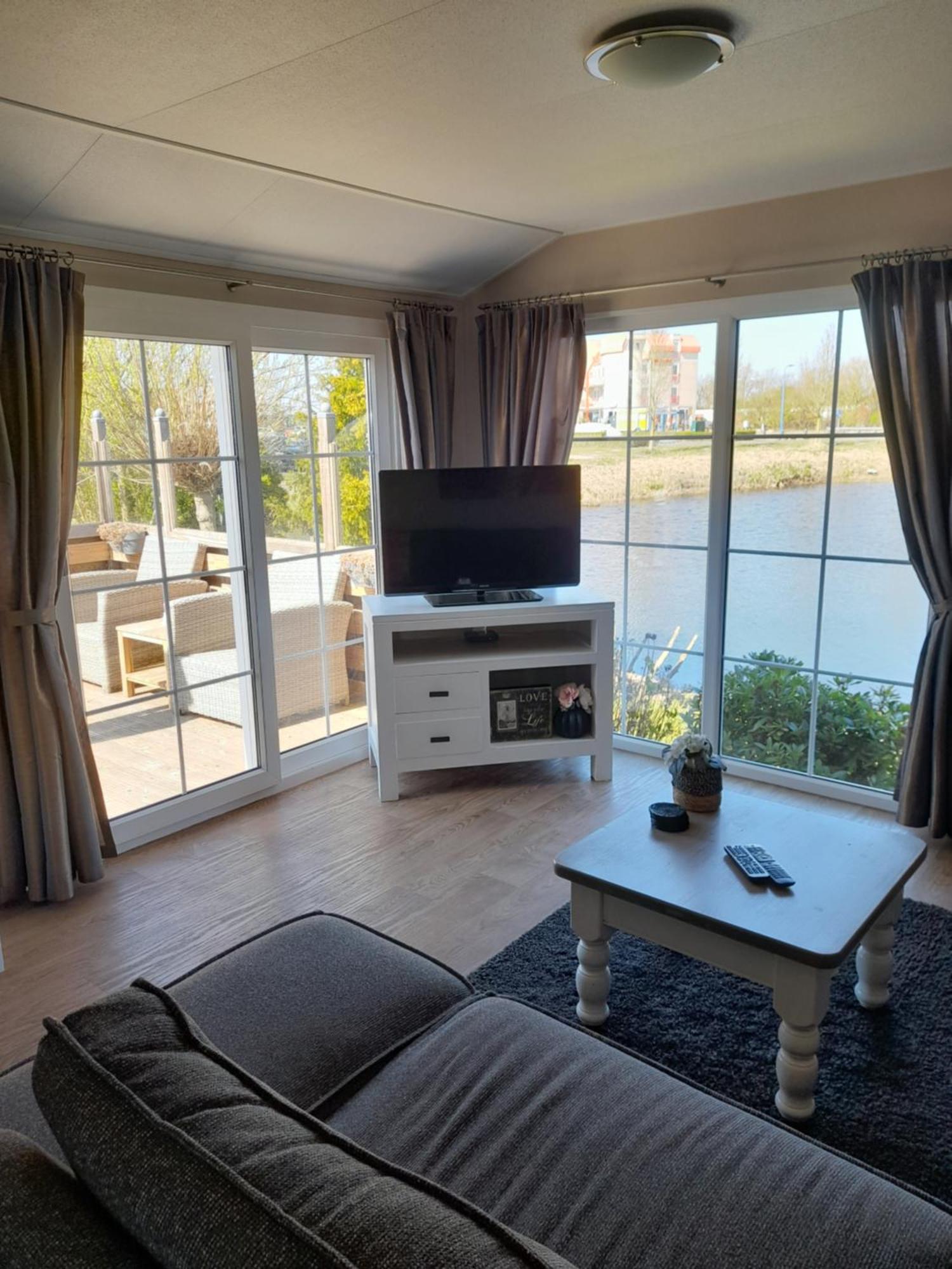 C99b Met Prive Gelegen Tuin Aan Het Water Parque de Campismo *