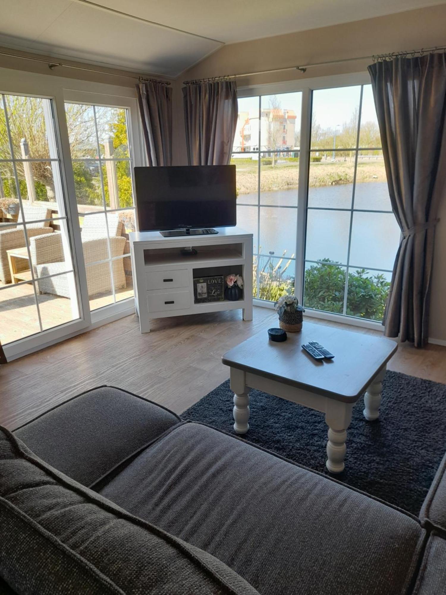 Parque de Campismo C99b Met Prive Gelegen Tuin Aan Het Water Makkum