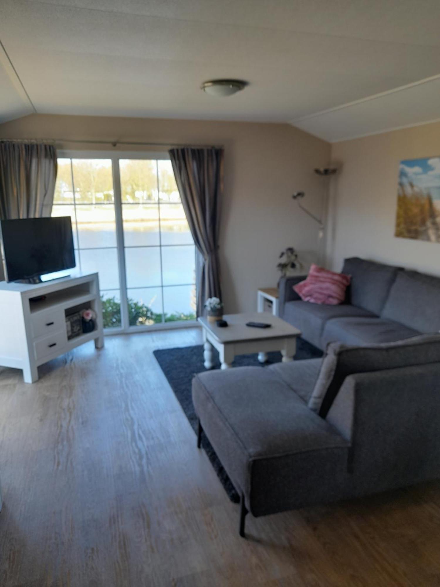 C99b Met Prive Gelegen Tuin Aan Het Water Parque de Campismo