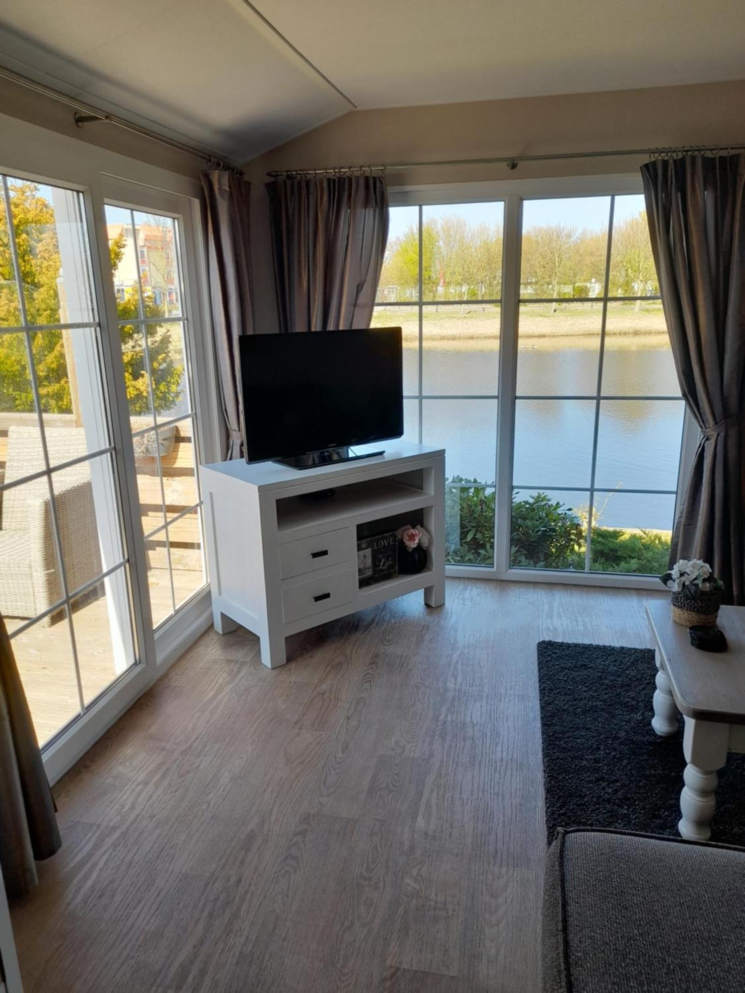 C99b Met Prive Gelegen Tuin Aan Het Water Parque de Campismo Makkum